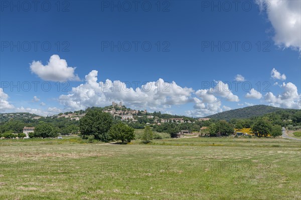 Landscape with a view of the village of Grimaud, above the village the ruins of Grimaud Castle, Grimaud-Village, Var, Provence-Alpes-Cote d'Azur, France, Europe