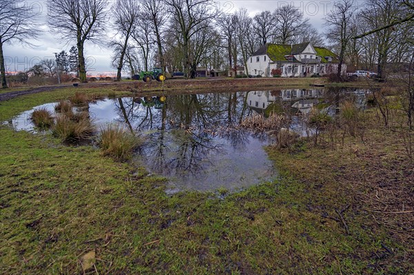 Manor with extinguishing pond, Othenstorf, Mecklenburg-Vorpommern, Germany, Europe