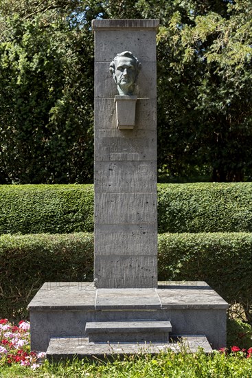Monument, portrait on stele for chemist Justus von Liebig, bronze sculpture by Fritz Schaper, Giessen Heads art project, Old Town, Giessen, Giessen, Hesse, Germany, Europe