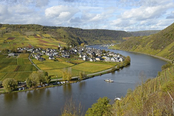View of the wine village Ellenz-Poltersdorf with the car ferry between the district Ellenz and the wine village Beilstein, blue cloudy sky, Moselle, Rhineland-Palatinate, Germany, Europe