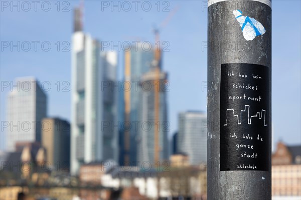 A sticker with the inscription ich hab kein schickes appartment, ich hab die ganze stadt is stuck to a lamppost in Frankfurt am Mainufer, Mainufer, Frankfurt am Main, Hessen, Germany, Europe