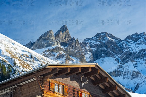 Farmhouse in Einoedsbach, Stillachtal, behind it the central main ridge of the Allgaeu Alps with Trettachspitze, 2595m and Maedelegabel, 2645m, Allgaeu, Bavaria, Germany, Europe