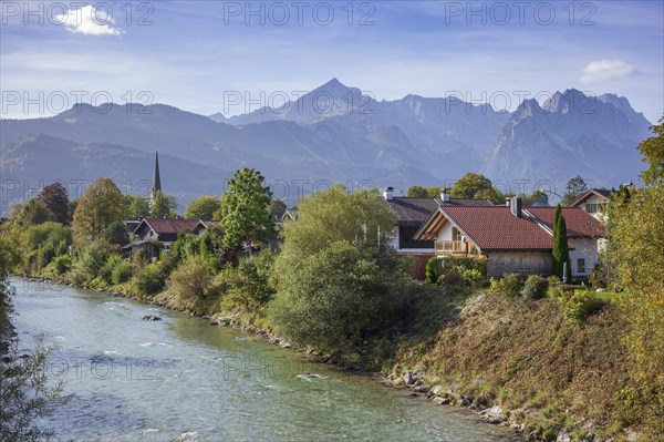 Loisach with houses, old parish church St. Martin, Wetterstein mountains with Alpsitze and Zugspitz massif, Garmisch-Partenkirchen, Werdenfelser Land, Upper Bavaria, Bavaria, Germany, Europe