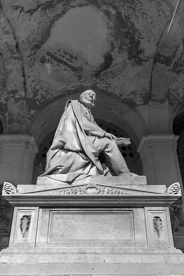 Sculpture on a grave, Monumental Cemetery, Cimitero monumentale di Staglieno), Genoa, Italy, Europe