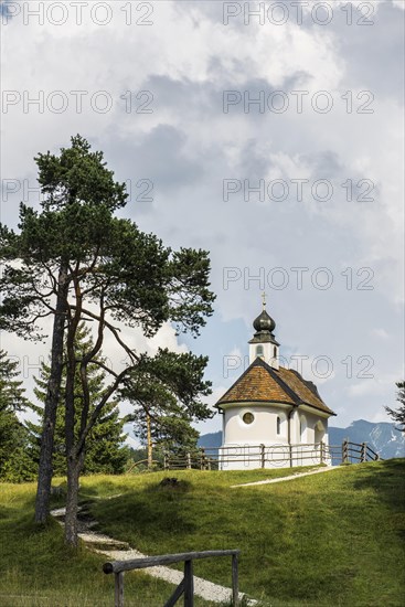 Maria Koenigin Chapel on Lake Lautersee, near Mittenwald, Werdenfelser Land, Upper Bavaria, Bavaria, Germany, Europe