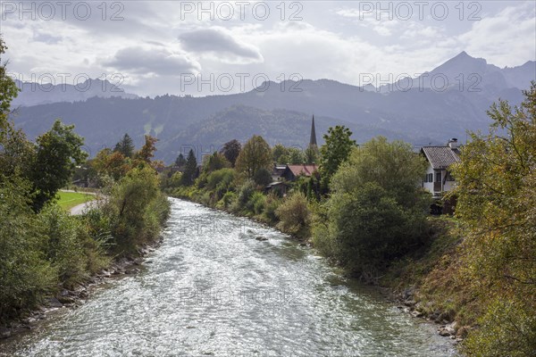 Loisach with houses, old parish church St. Martin, Wetterstein mountains with alpine seats, Garmisch-Partenkirchen, Werdenfelser Land, Upper Bavaria, Bavaria, Germany, Europe