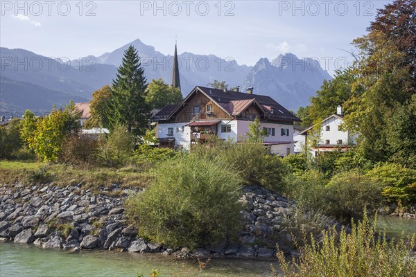 Loisach with houses, old parish church St. Martin, Wetterstein mountains with Alpsitze and Zugspitz massif, Garmisch-Partenkirchen, Werdenfelser Land, Upper Bavaria, Bavaria, Germany, Europe