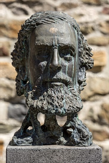 Monument to SPD politician Wilhelm Liebknecht, portrait, bronze sculpture by Gerhard Burk, Giessen Heads art project, Upper Hesse Museum, Old Castle, Old Town, Giessen, Giessen, Hesse, Germany, Europe