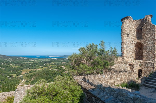 Ruins of Grimaud Castle, in the background the Gulf of Saint-Tropez, Grimaud-Village, Var, Provence-Alpes-Cote d'Azur, France, Europe
