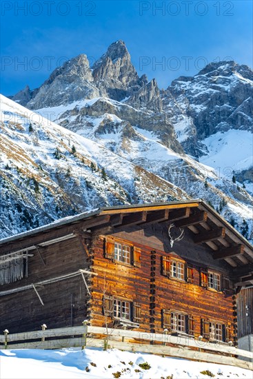 Farmhouse in Einoedsbach, Stillachtal, behind it the central main ridge of the Allgaeu Alps with Trettachspitze, 2595m and Maedelegabel, 2645m, Allgaeu, Bavaria, Germany, Europe