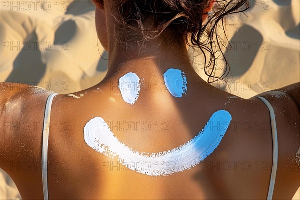 Close up of woman's tan back with drawing of smiling face made from sunscreen cream, KI generiert, generiert, AI generated