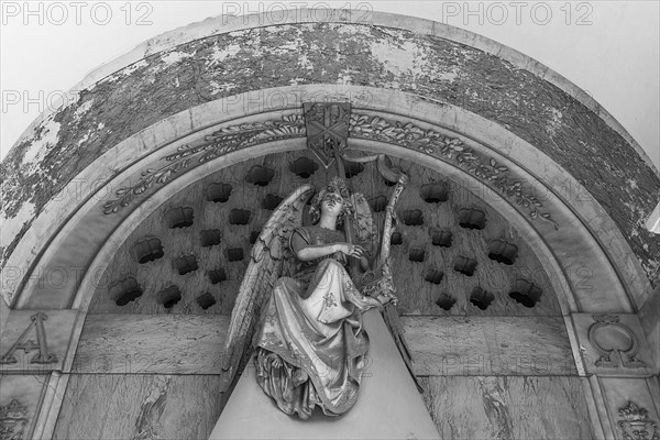Angel sculpture on a family tomb, Monumental Cemetery, Cimitero monumentale di Staglieno), Genoa, Italy, Europe