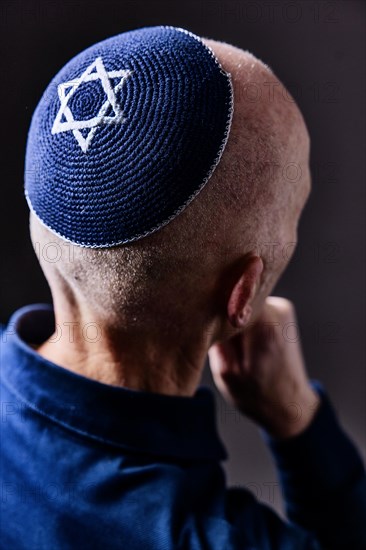 Jewish man wearing a kippa with a Star of David on his head, back view, studio shot, Germany, Europe