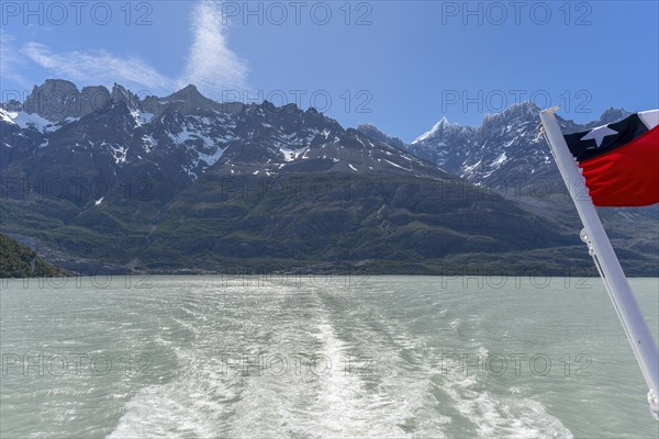 Lago Grey, flag, flag, boat trip, Torres del Paine National Park, Parque Nacional Torres del Paine, Cordillera del Paine, Towers of the Blue Sky, Region de Magallanes y de la Antartica Chilena, Ultima Esperanza Province, UNESCO Biosphere Reserve, Patagonia, End of the World, Chile, South America