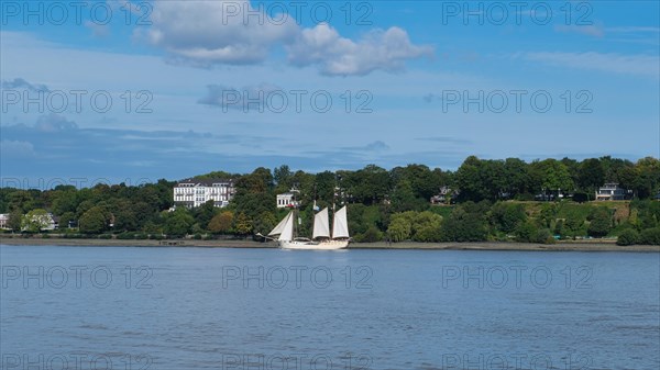 View over the Elbe beach in Hamburg harbour, Hanseatic City of Hamburg, Hamburg, Germany, Europe