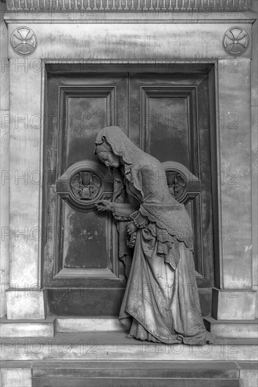 Sculpture of an old woman at a door with an hourglass, Monumental Cemetery, Cimitero monumentale di Staglieno), Genoa, Italy, Europe