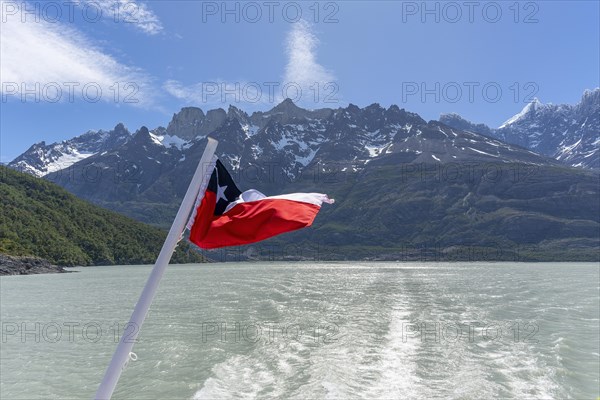 Lago Grey, flag, flag, boat trip, Torres del Paine National Park, Parque Nacional Torres del Paine, Cordillera del Paine, Towers of the Blue Sky, Region de Magallanes y de la Antartica Chilena, Ultima Esperanza Province, UNESCO Biosphere Reserve, Patagonia, End of the World, Chile, South America