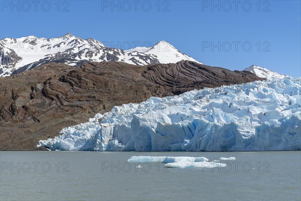 Glacier, floating ice, Lago Grey, Torres del Paine National Park, Parque Nacional Torres del Paine, Cordillera del Paine, Towers of the Blue Sky, Region de Magallanes y de la Antartica Chilena, Ultima Esperanza Province, UNESCO Biosphere Reserve, Patagonia, End of the World, Chile, South America