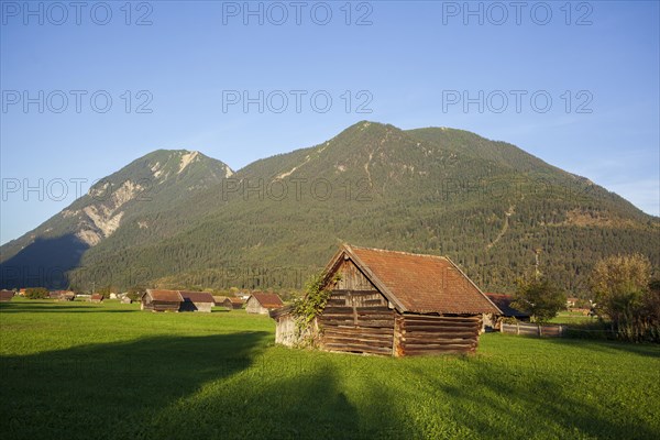 Hay barn with meadow and local mountain Wank in the evening light, Garmisch-Partenkirchen, Werdenfelser Land, Upper Bavaria, Bavaria, Germany, Europe