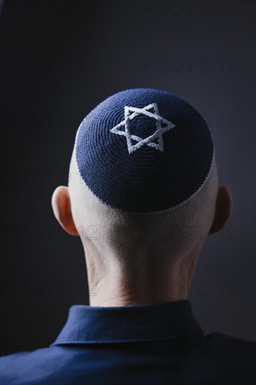 Jewish man wearing a kippa with a Star of David on his head, back view, studio shot, Germany, Europe