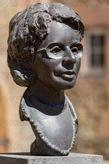 Monument to sociologist Helge Agnes Pross, portrait, bronze sculpture by Thomas Burhenne, Giessen Heads art project, Jusus Liebig University JLU, New Palace, Old Town, Giessen, Giessen, Hesse, Germany, Europe