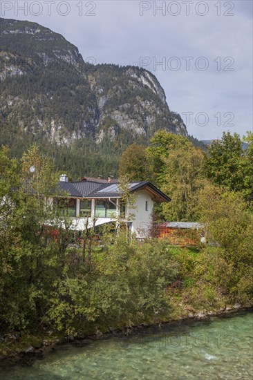 Loisach with houses and Kramer massif, Garmisch-Partenkirchen, Werdenfelser Land, Upper Bavaria, Bavaria, Germany, Europe