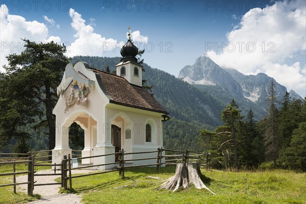 Maria Koenigin Chapel on Lake Lautersee, near Mittenwald, Werdenfelser Land, Upper Bavaria, Bavaria, Germany, Europe