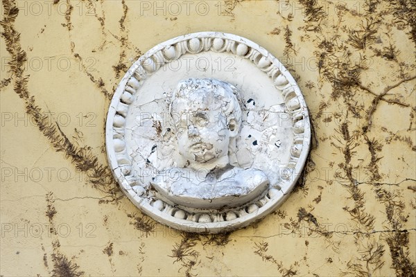 Decorative medallion in Art Nouveau style, relief portrait of a boy, facade of the Ulenspiegel, bar, dance hall, pub, beer garden, theatre, cabaret, old town, Giessen, Giessen, Hesse, Germany, Europe