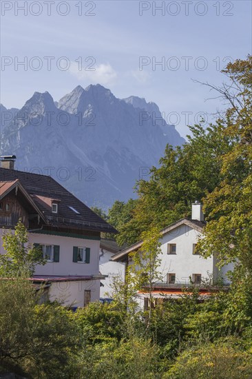 Loisach with houses, Wetterstein mountains with Zugspitze massif, Garmisch-Partenkirchen, Werdenfelser Land, Upper Bavaria, Bavaria, Germany, Europe
