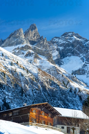 Farmhouse in Einoedsbach, Stillachtal, behind it the central main ridge of the Allgaeu Alps with Trettachspitze, 2595m and Maedelegabel, 2645m, Allgaeu, Bavaria, Germany, Europe