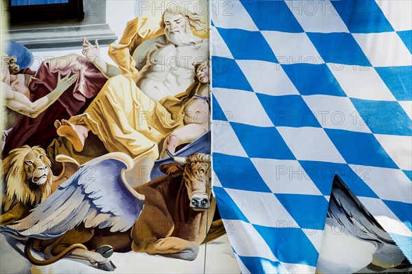 Lueftlmalerei and Bavarian flag, Garmisch-Partenkirchen, Werdenfelser Land, Upper Bavaria, Bavaria, Germany, Europe