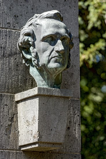 Monument, portrait on stele for chemist Justus von Liebig, bronze sculpture by Fritz Schaper, Giessen Heads art project, Old Town, Giessen, Giessen, Hesse, Germany, Europe