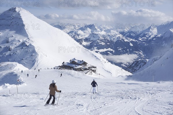 Zillertal Alps with Wedelhuette in winter, snow, Hochzillertal ski area, Hochfuegen, Zillertal, Tyrol, Austria, Europe