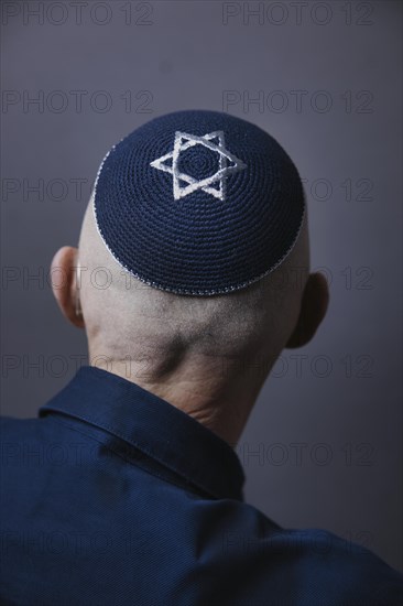 Jewish man wearing a kippa with a Star of David on his head, back view, studio shot, Germany, Europe