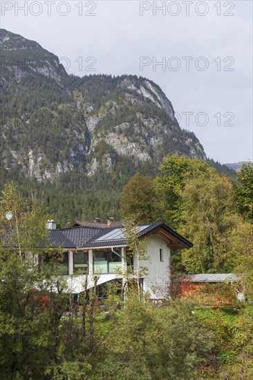 Residential house and Kramer massif, Garmisch-Partenkirchen, Werdenfelser Land, Upper Bavaria, Bavaria, Germany, Europe