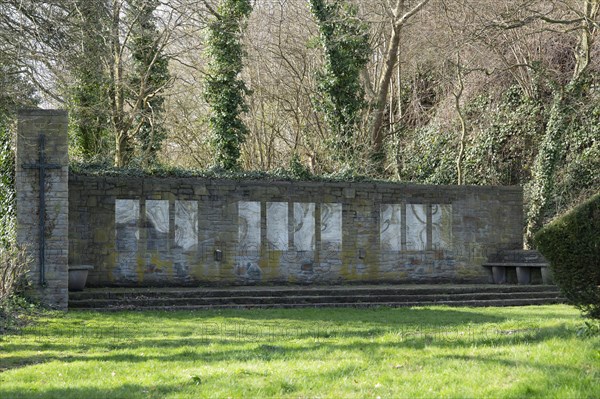 Memorial to the victims of the Second World War in Volmarstein, castle ruins, Volmarstein Castle, war memorial, Second World War, green meadow in the foreground, ivy-covered trees in the background, Wetter an der Ruhr, Ruhr area, Germany, Europe