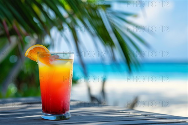 Cocktail with ice cubes and lemon slice with tropical beach in background with copy space. KI generiert, generiert, AI generated