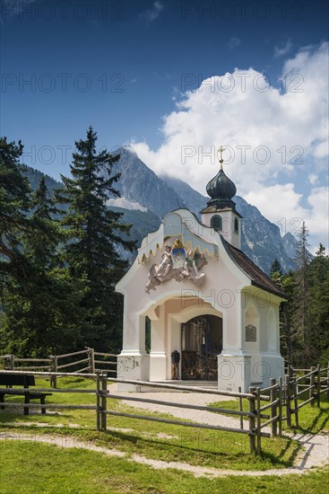 Maria Koenigin Chapel on Lake Lautersee, near Mittenwald, Werdenfelser Land, Upper Bavaria, Bavaria, Germany, Europe