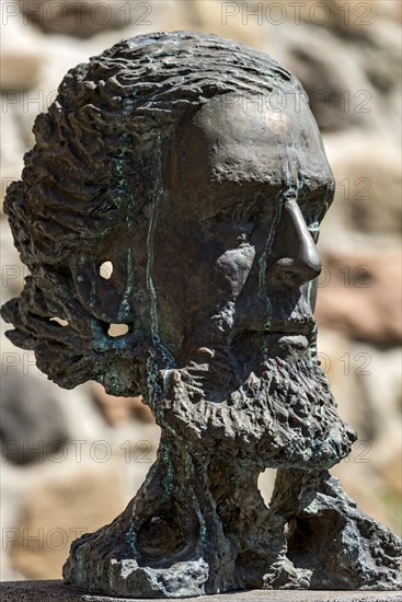Monument to SPD politician Wilhelm Liebknecht, portrait, bronze sculpture by Gerhard Burk, Giessen Heads art project, Upper Hesse Museum, Old Castle, Old Town, Giessen, Giessen, Hesse, Germany, Europe