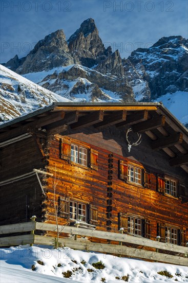 Farmhouse in Einoedsbach, Stillachtal, behind it the central main ridge of the Allgaeu Alps with Trettachspitze, 2595m and Maedelegabel, 2645m, Allgaeu, Bavaria, Germany, Europe