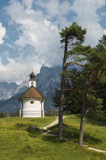 Maria Koenigin Chapel on Lake Lautersee, near Mittenwald, Werdenfelser Land, Upper Bavaria, Bavaria, Germany, Europe