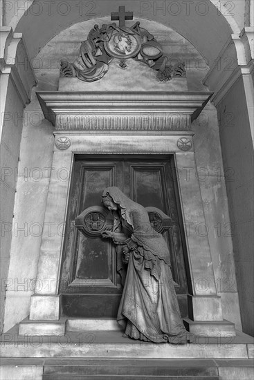 Sculpture of an old woman at a door with an hourglass, Monumental Cemetery, Cimitero monumentale di Staglieno), Genoa, Italy, Europe