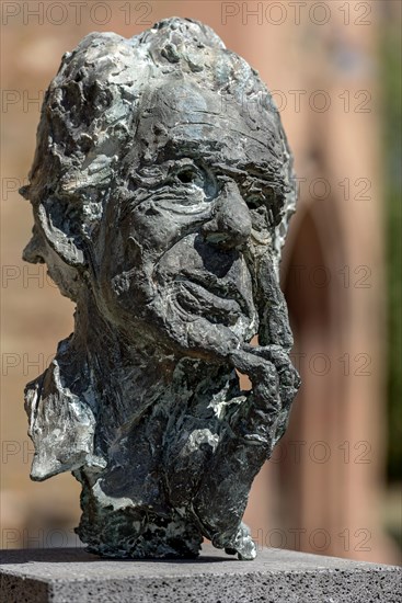Monument to physician Horst-Eberhard Richter, portrait, bronze sculpture by Thomas Duttenhoefer, Giessen Heads art project, Jusus Liebig University JLU, New Palace, Old Town, Giessen, Giessen, Hesse, Germany, Europe