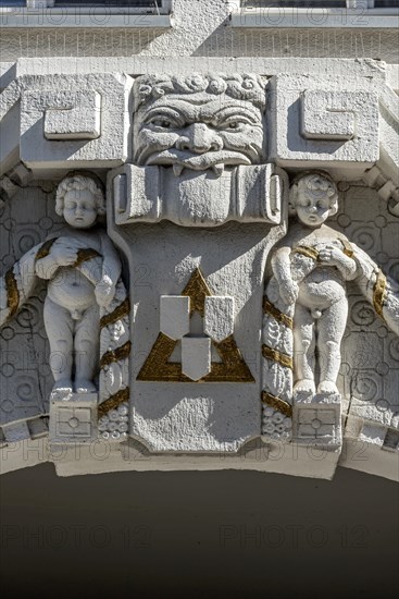 Decorative figures above gateway in Art Nouveau style, naked boys with garland, grim male face, Seltersweg, old town centre, Giessen, Giessen, Hesse, Germany, Europe