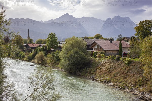 Loisach with houses, old parish church St. Martin, Wetterstein mountains with Alpsitze and Zugspitz massif, Garmisch-Partenkirchen, Werdenfelser Land, Upper Bavaria, Bavaria, Germany, Europe