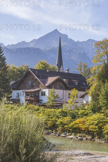Loisach with houses, old parish church St. Martin, Wetterstein mountains with alpine seats, Garmisch-Partenkirchen, Werdenfelser Land, Upper Bavaria, Bavaria, Germany, Europe