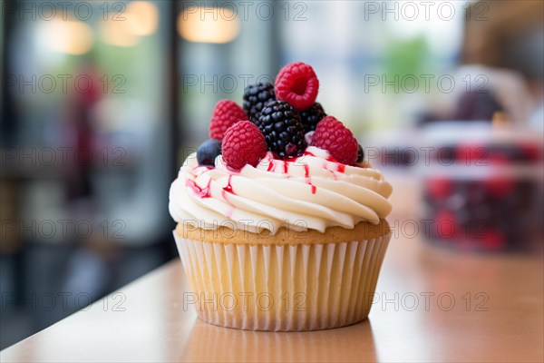 Single cupcake with cream and fruit topping. KI generiert, generiert, AI generated