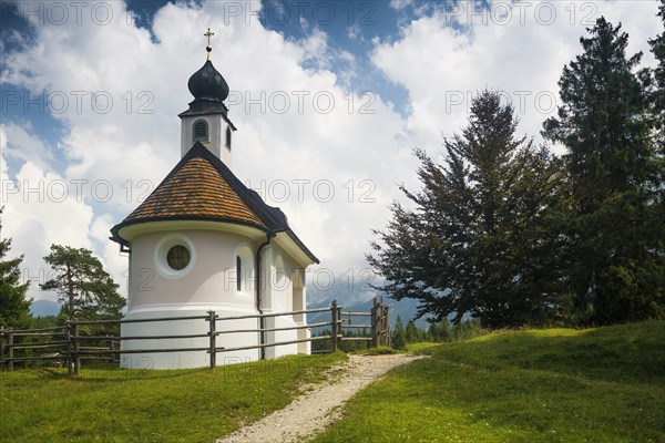 Maria Koenigin Chapel on Lake Lautersee, near Mittenwald, Werdenfelser Land, Upper Bavaria, Bavaria, Germany, Europe