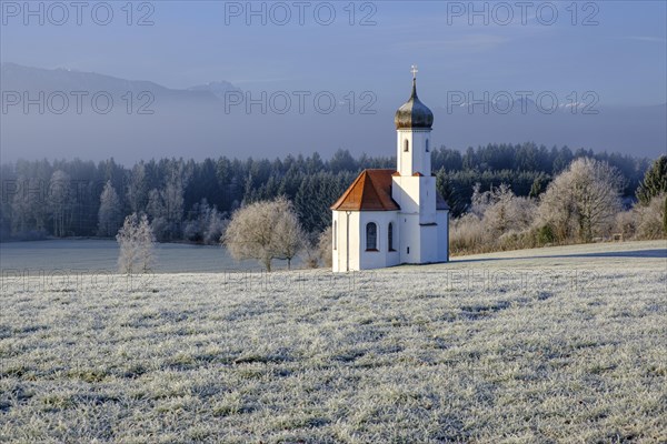 Chapel in the morning light in front of mountains, winter, frost, Sankt Johannisrain, Penzberg, Alpine foothills, Bavaria, Germany, Europe