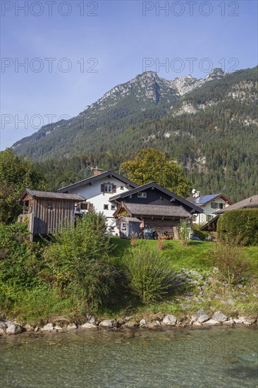 Loisach with houses and Kramer massif, Garmisch-Partenkirchen, Werdenfelser Land, Upper Bavaria, Bavaria, Germany, Europe